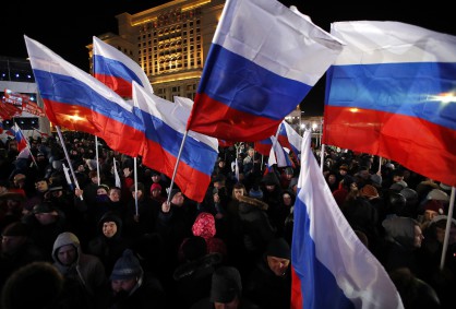 Руснаци ликуват на Манежния площад, близо до Кремъл в Москва