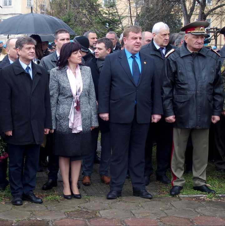 Министърът на отбраната Красимир Каракачанов и председателят на НС Цвета Караянчева посетиха бригадата ”Специални сили”.