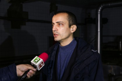 Петър Чобанов показва в подземието на мавзолея в София