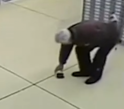 Видеото ясно показва как непознатият се навежда и взема портмонето