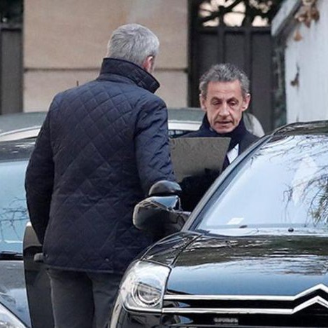 Никола Саркози напуска сградата на съда след разпитите