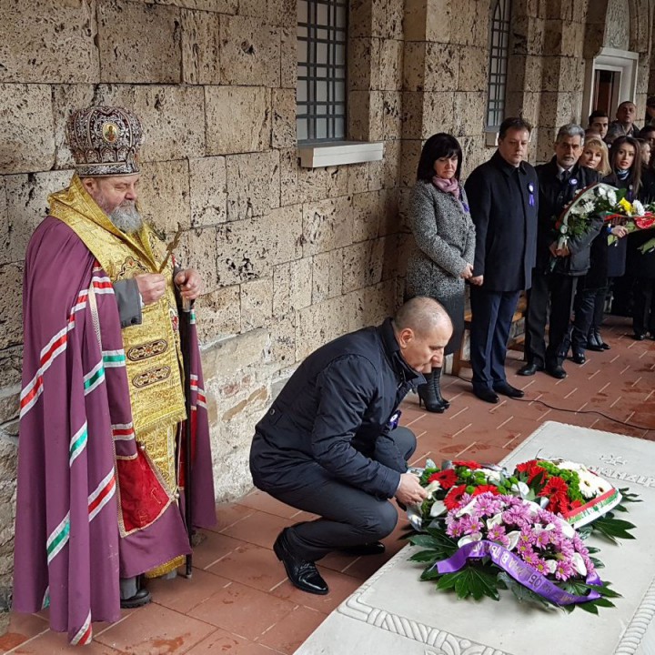 Председателят на ПГ на ГЕРБ Цветан Цветанов поднесе цветя на гроба на Цар Калоян
