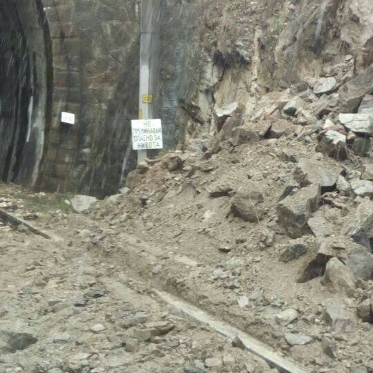 Срутването е станало от южната страна на тунела близо до град Баня