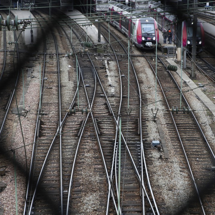 Стачка блокира жп транспорта във Франция