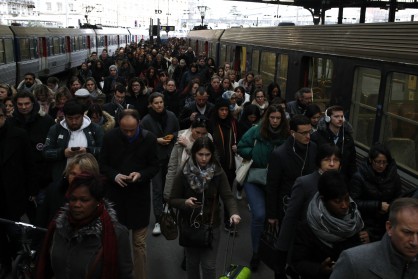 задръствания на гара ”Свети Лазаре” в Париж заради стачката
