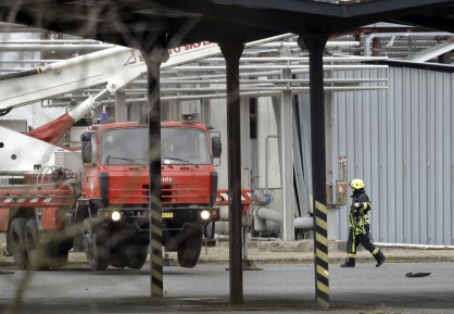 Пожарникари след взрива в чешкия химически завод