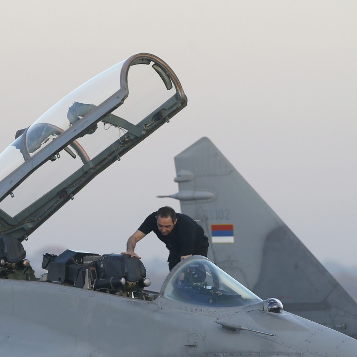 Министърът на отбраната Александър Вулин инспектира изтребител МиГ-29 във военна база, недалеч от Белград