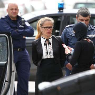 Десислава Иванчева все още се намира пред сградата на Спортната палата
