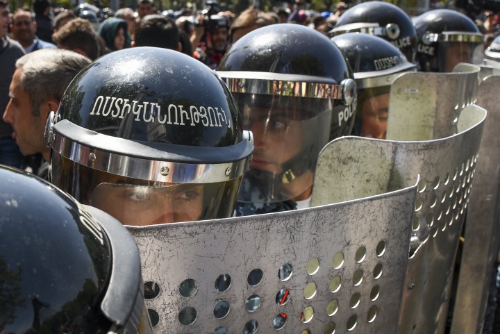 Полицейски кордон спира протестиращи в Ереван, Армения